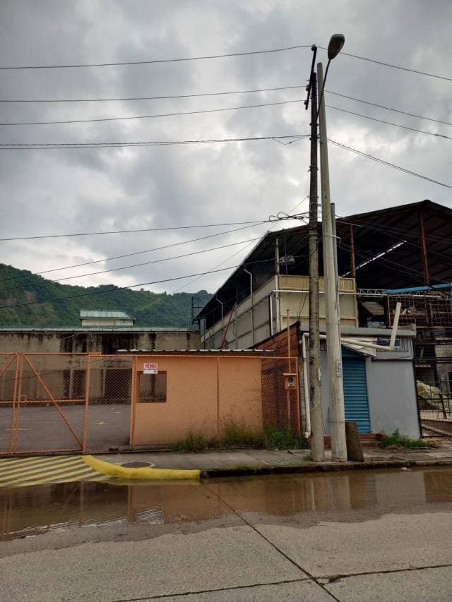 Vendo solar comercial frente al Centro Comercial Albán Borja — foto 4