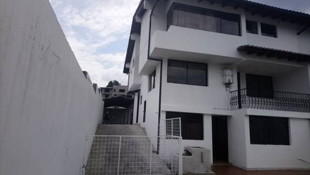 Casa grande para comerciantes con bodega 84mts2 — foto 2