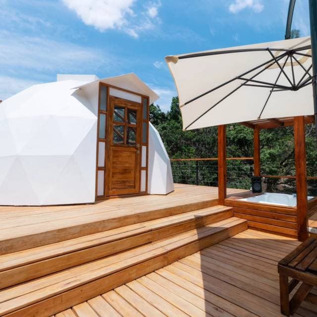 GLAMPING CON DOMO GEODESICO, PERGOLA, JACUZZI, PLATAFORMAS, BARANDA Y GRADAS — foto 1