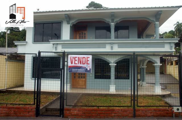 CASA AMPLIA CON NAVE INDUSTRIAL EN MACAS. — foto 1