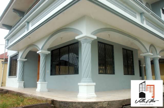 CASA AMPLIA CON NAVE INDUSTRIAL EN MACAS. — foto 4