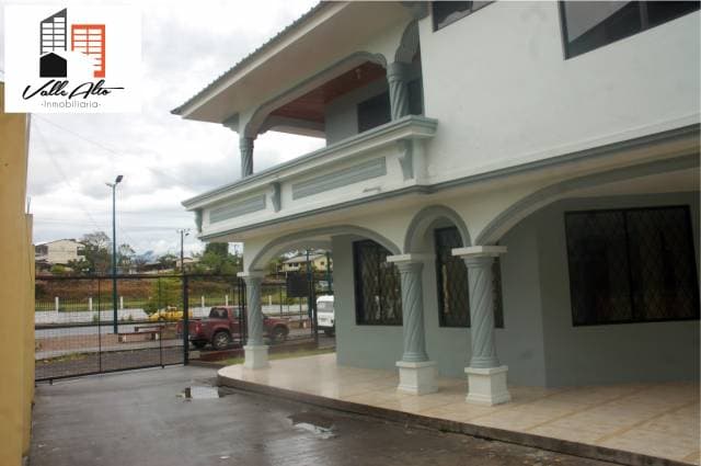 CASA AMPLIA CON NAVE INDUSTRIAL EN MACAS. — foto 5