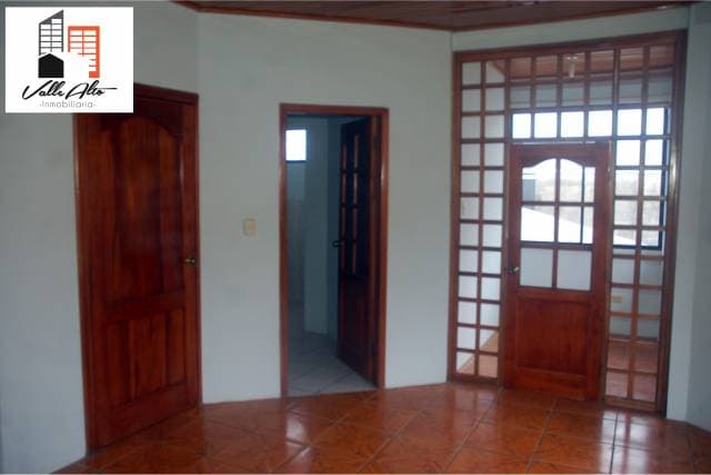 CASA AMPLIA CON NAVE INDUSTRIAL EN MACAS. — foto 8