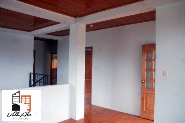 CASA AMPLIA CON NAVE INDUSTRIAL EN MACAS. — foto 9
