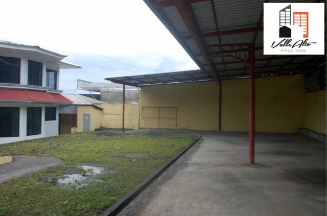 CASA AMPLIA CON NAVE INDUSTRIAL EN MACAS. — foto 11