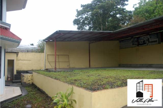 CASA AMPLIA CON NAVE INDUSTRIAL EN MACAS. — foto 13