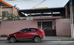 SE VENDE CASA, EN PORTOVIEJO, FRENTE AL PARQUE MAMEY