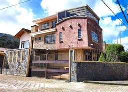 HERMOSA CASA EN VENTA SECTOR CDLA. DE INGENIEROS URBANIZACION VALLE DE LOS RIOS