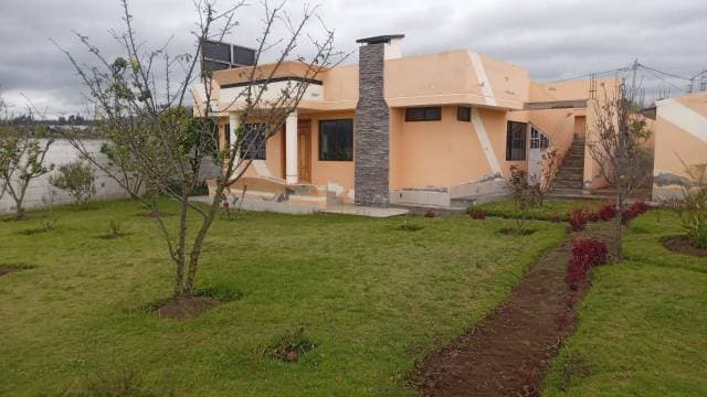 HERMOSA CASA CON AMPLIO TERRENO — foto 1