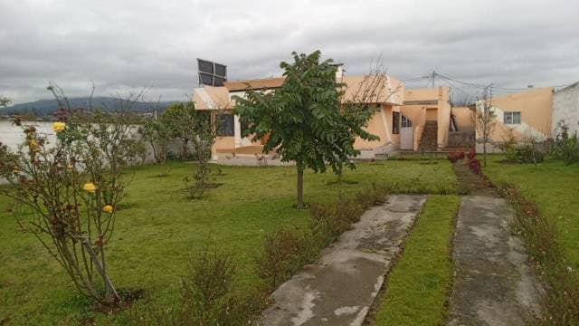 HERMOSA CASA CON AMPLIO TERRENO — foto 2