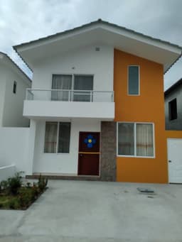 Casa de 3 años de construcción en la mejor Urbanización de Esmeraldas "Villas de Altamonte" Tachina