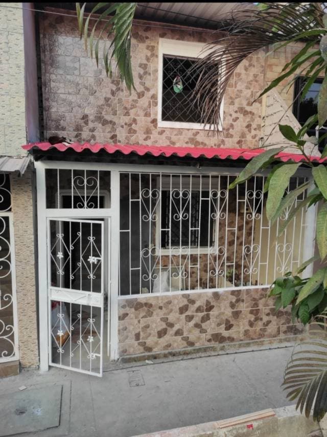 VENDO CASA DE DOS PLANTAS — foto 1