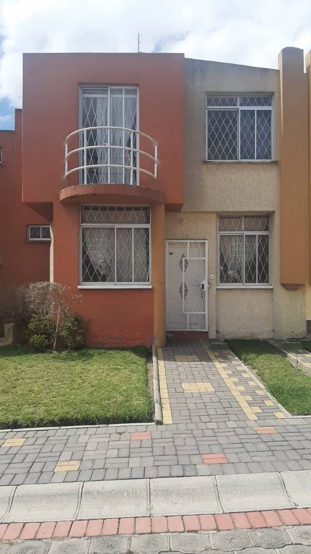 Hermo casa en la Mitad del Mundo· 110m² · 3 Habitaciones · 1 Estacionamiento