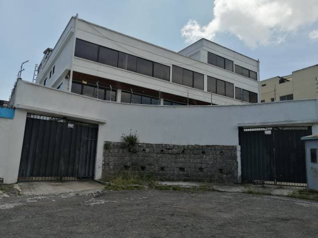 Gran edificación con terreno amplio — foto 2