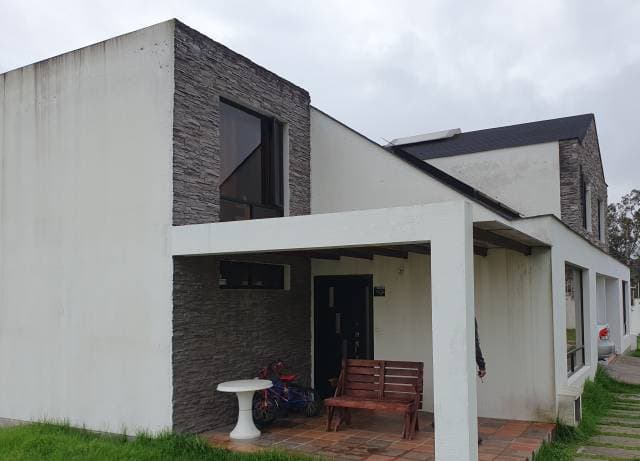 Hermosa Casa En Venta En El Sector De Pomasqui. Conjunto Habitacional Con Piscina Y Cancha Deportiva