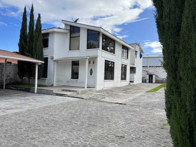 SE VENDE  CASA EN CALDERON  REMODELADA DE 280 M2 DE DOS PLANTAS  Y UNA DE SERVCIO DE 100 M2 CON UN TERRENO DE 1027 M2