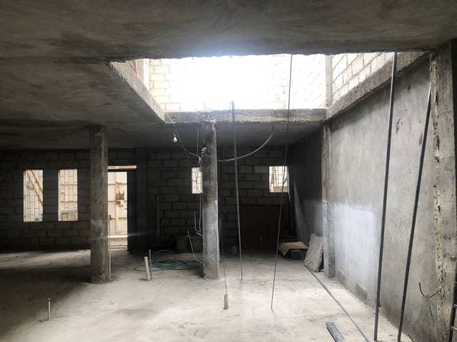 Casa de dos plantas totalmente cerrada con portón para garaje — foto 1
