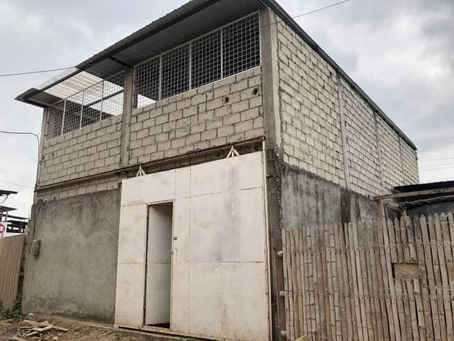 Casa de dos plantas totalmente cerrada con portón para garaje — foto 2