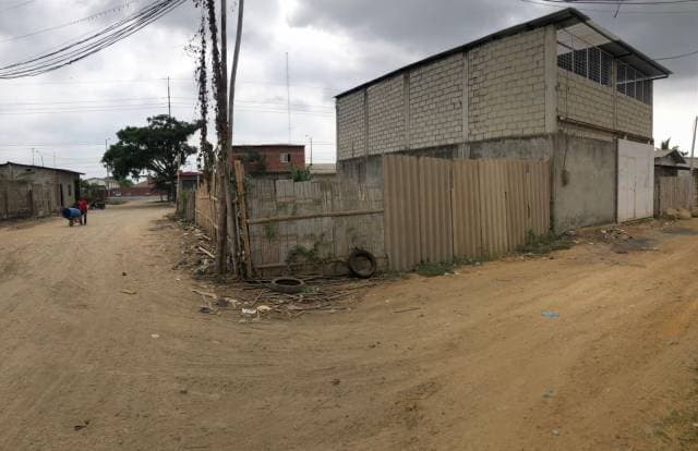 Casa de dos plantas totalmente cerrada con portón para garaje — foto 3