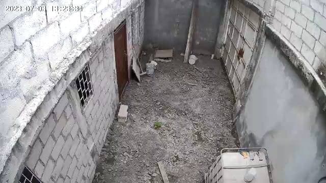 Casa de dos plantas totalmente cerrada con portón para garaje — foto 4