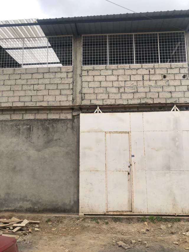Casa de dos plantas totalmente cerrada con portón para garaje — foto 6