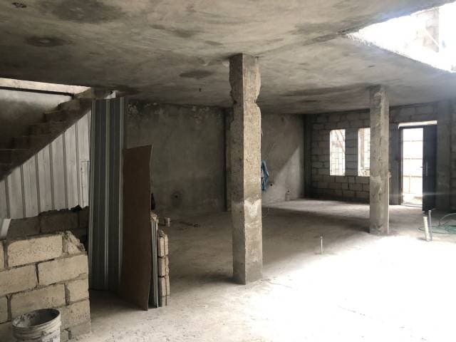 Casa de dos plantas totalmente cerrada con portón para garaje — foto 8