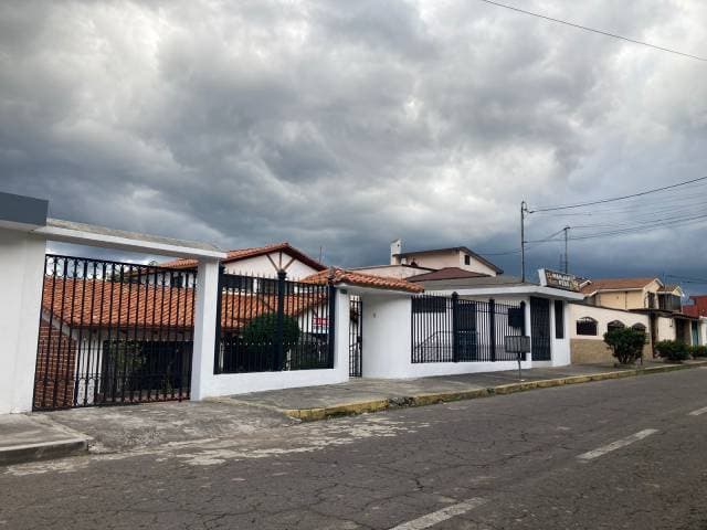 HERMOSA PROPIEDAD CON CASA Y AREA VERDE - INDEPENDIENTE — foto 1