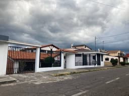 HERMOSA PROPIEDAD CON CASA Y AREA VERDE - INDEPENDIENTE