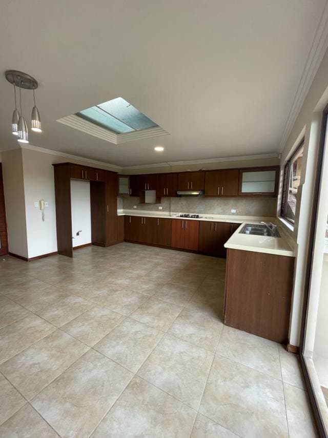VENDO HERMOSA CASA EN CUENCA - SECTOR CHALLUABAMBA — foto 3