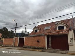 Dueño vende hermosa casa de 4 dormitorios amplios 2 baños 2 parqueos barrio residencial