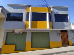 Se vende una casa con dos locales uno con departamento.