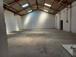 GALPÓN DE ARRIENDO DE 450 M2, SUR DE QUITO A 300 METROS DE LA AV. MALDONADO DEL MERCADO SANTA MARIA