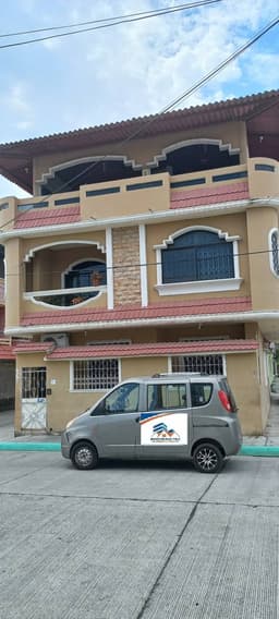 SE VENDE UNA CASA DE TRES PISOS MAS TERRAZA Y GARAJE