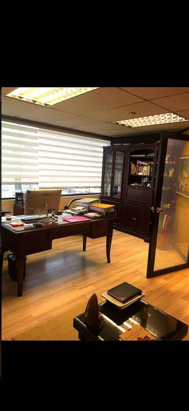 Se vende lujosa oficina sector La Carolina — foto 4