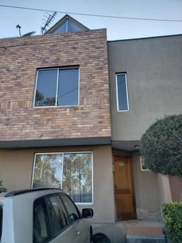 Hermosa Casa de 3 pisos, 5 dormitorios, bodega en ático, patio trasero y 2 parqueaderos