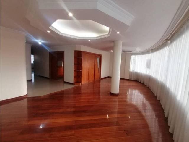 Amplio Inmueble en El Condado 190.85 m² de Espacio Acogedor — foto 1