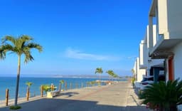 Hermosa Casa en Exclusiva Urbanización Privada Junto Al Mar - Precio Negociable
