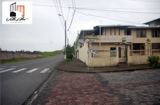 CASA TOTALMENTE RENTERA FRENTE AL AEROPUERTO.