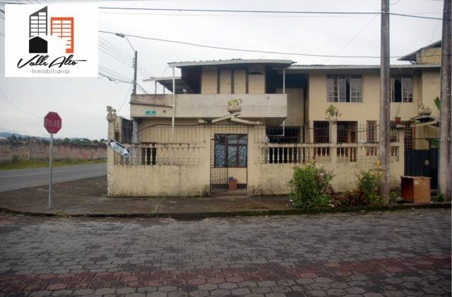 CASA TOTALMENTE RENTERA FRENTE AL AEROPUERTO. — foto 5