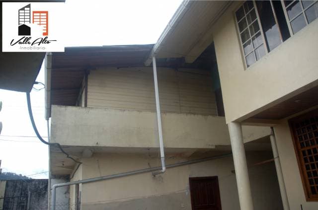 CASA TOTALMENTE RENTERA FRENTE AL AEROPUERTO. — foto 9