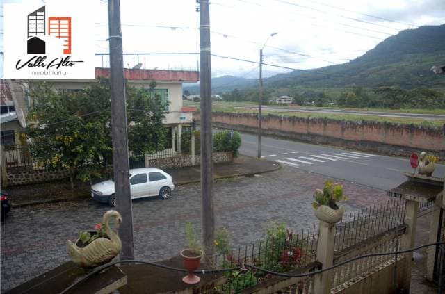 CASA TOTALMENTE RENTERA FRENTE AL AEROPUERTO. — foto 12