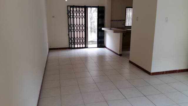 >>   HERMOSA CASA DE VENTA MUCHO LOTE