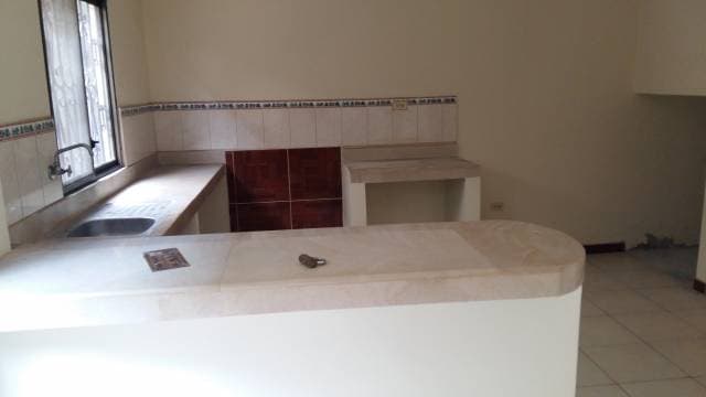 >>   HERMOSA CASA DE VENTA MUCHO LOTE — foto 2
