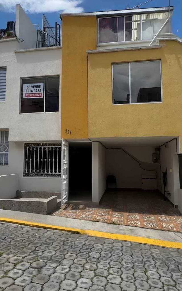 CASA EN VENTA ZONA ESTRATÉGICA NORTE DE QUITO — foto 1