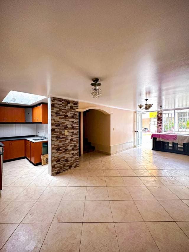 CASA EN VENTA ZONA ESTRATÉGICA NORTE DE QUITO — foto 2