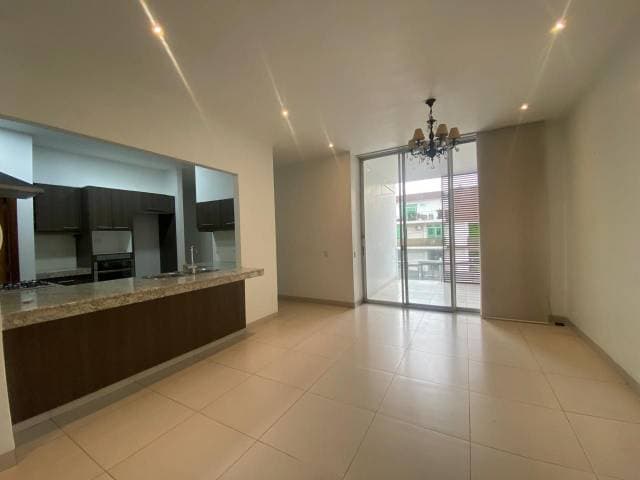 EN ALQUILER DEPARTAMENTO DE DOS DORMITORIOS MÁS CUARTO DE SERVICIO — foto 2