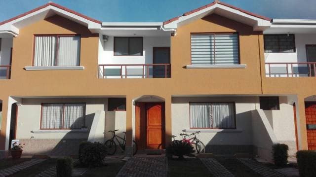 TUMBACO, ARRIENDO ACOGEDORA CASA AMOBLADA DENTRO DE UN CONJUNTO — foto 1