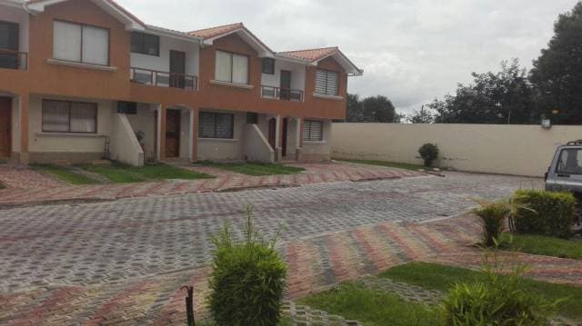 TUMBACO, ARRIENDO ACOGEDORA CASA AMOBLADA DENTRO DE UN CONJUNTO — foto 2