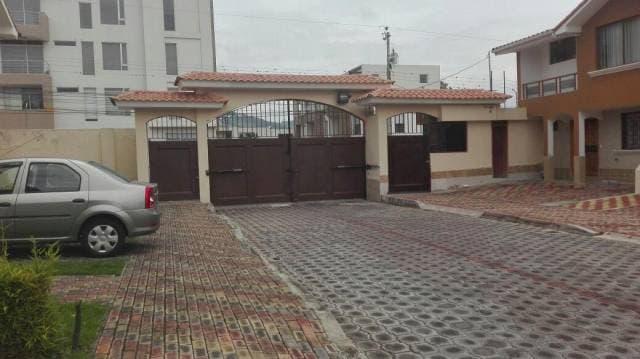 TUMBACO, ARRIENDO ACOGEDORA CASA AMOBLADA DENTRO DE UN CONJUNTO — foto 3