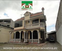 VENDO CASA EN OTAVALO AL FILO DE LA PANAMERICANA